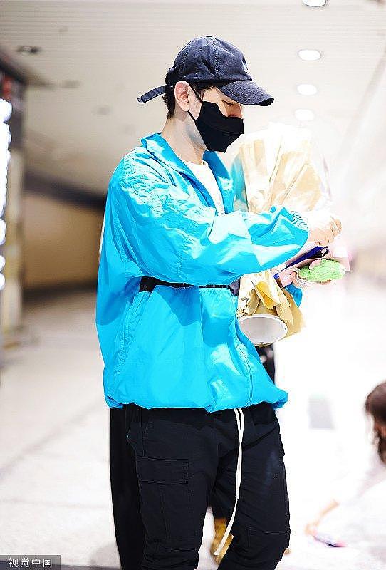 黄晓明穿亮蓝色运动衫戴棒球帽 为粉丝签名获赠送花 - 1