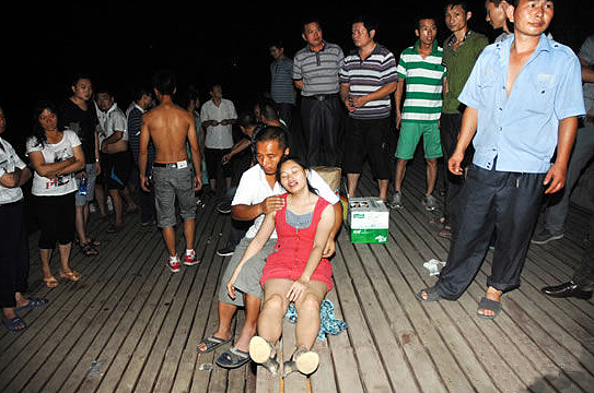 湖南27岁农民工救人牺牲，被救4人趁乱逃离，众人搜寻7天令其跪谢 - 12