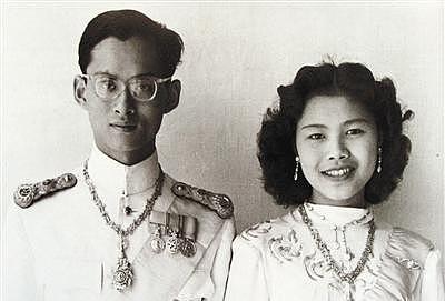 诗丽吉一次戴俩王冠，儿媳只能戴假花，都不如不丹公主戴发箍惊艳 - 6