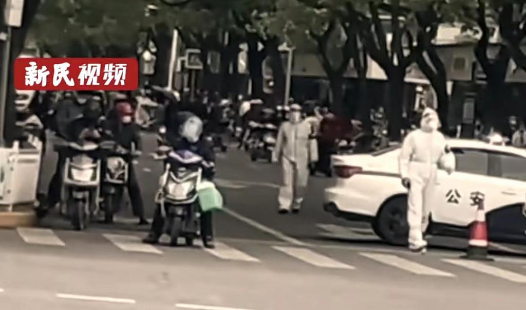 上海重现 80 年代街景！二轮车称霸街头，扁担成购物神器！笑出眼泪… - 3