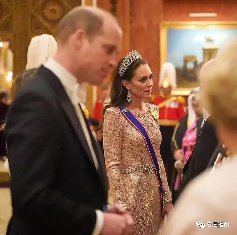 英王室迎圣诞，夏洛特公主坐 C 位！凯特穿“复仇裙”到场 - 31