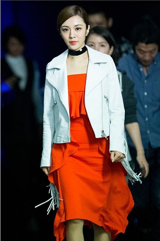 王晓晨又美出圈了，穿白外套配红裙秒变职场精英，气质也太好了 - 6