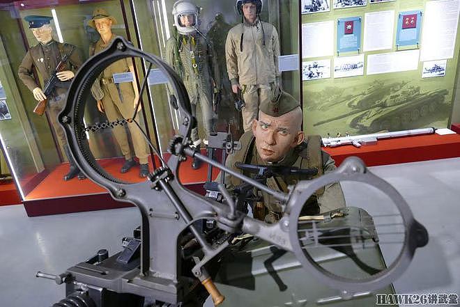 俄罗斯博物馆为高射机枪配备模特 展现射手紧张状态 准备随时开火 - 2