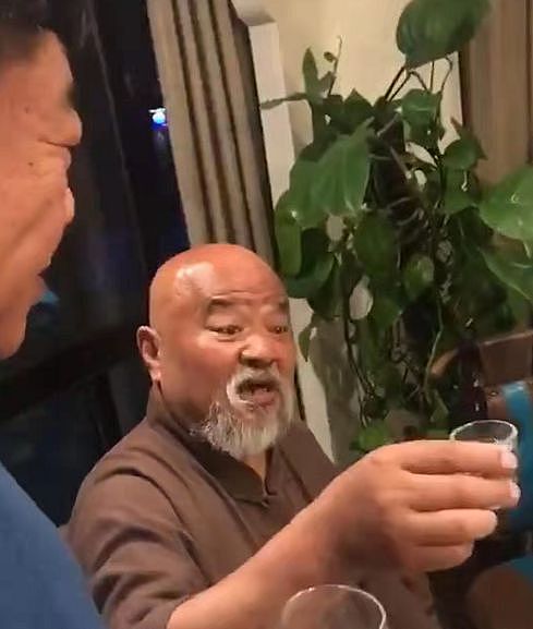 67岁李琦秀书法曝光豪宅，患糖尿病仍摆三层洋酒，手部乌黑面浮肿 - 7