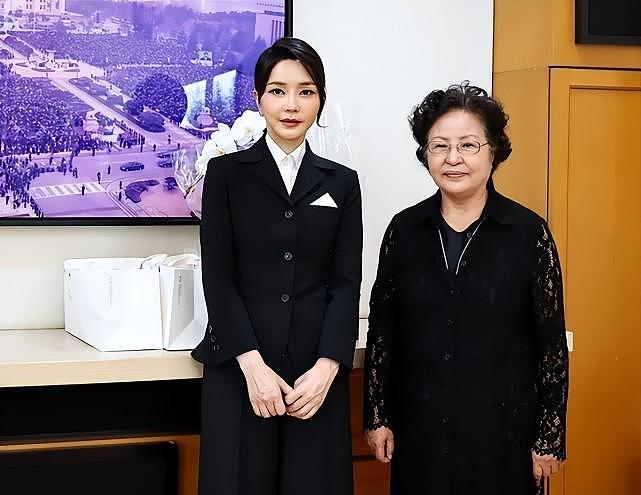 83岁前韩国第一夫人气场真强！穿黑裙高调亮相，脸竟比金建希自然 - 7