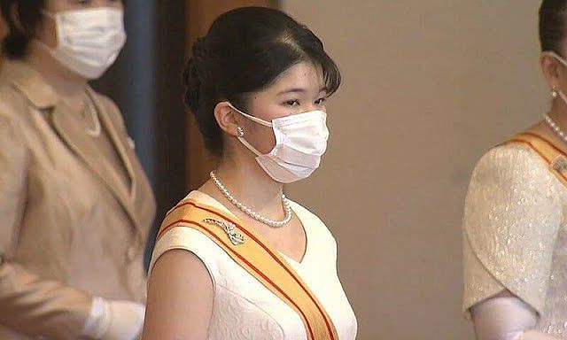 日本公主成年后参加皇室活动！无袖裙暴露粗胳膊，还是全家福养眼 - 8