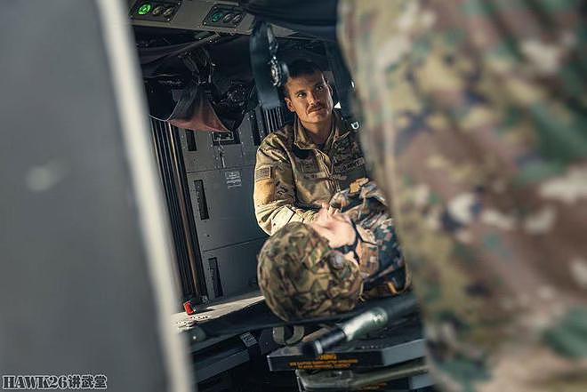 美国拉脱维亚秋季联合演习 把担架抬上救护直升机 还有这么多讲究 - 13