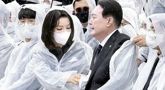 “顶流”韩国第一夫人雨中营业！尹锡悦帮她穿雨衣，少女脸太美了 - 1