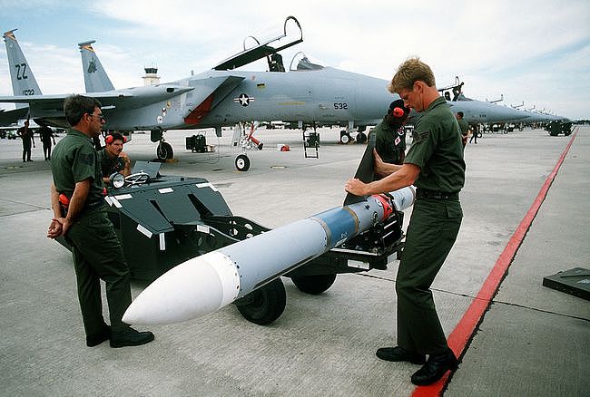 它是50年代至90年代间最主要的超视距空战武器：AIM-7麻雀导弹 - 2