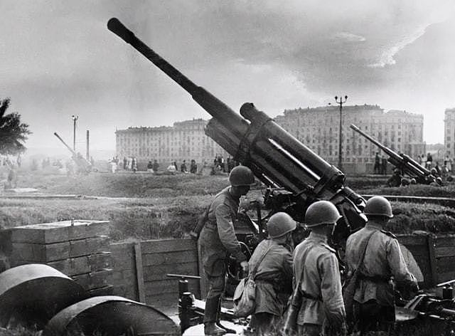 二战苏联5年生产了3.81亿发炮弹 每根炮管发射586.5发炮弹 - 1