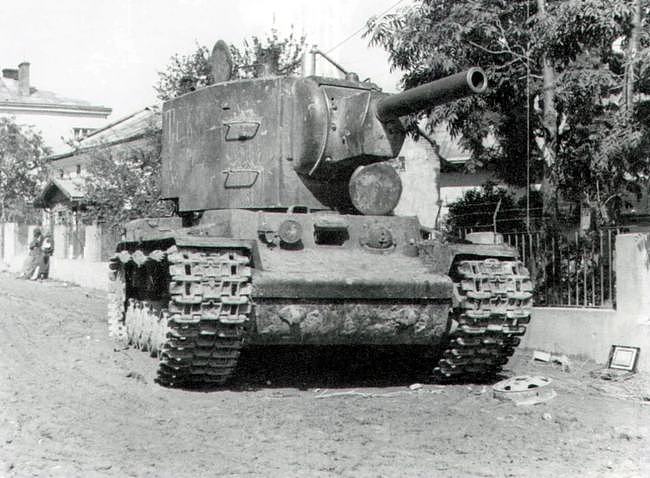 KV-2重型坦克的神话，一夫当关万夫莫开，德军坦克如同蝼蚁 - 2