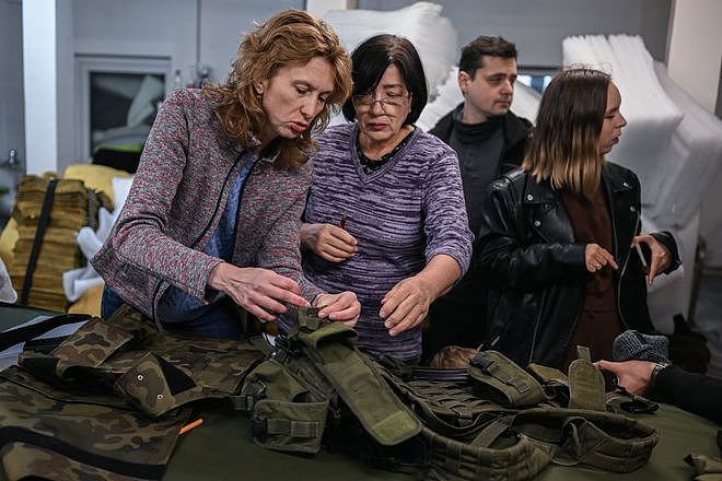 超过200万人流亡 波兰与乌克兰妇女联手制作防弹背心供给战区 - 3