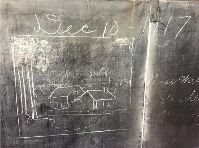 “尘封”100多年的黑板，被建筑工人发现！板书依旧鲜艳清晰 - 12
