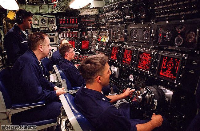 撞击后的“康涅狄格”号核潜艇首次驶离关岛 为即将远航进行测试 - 4