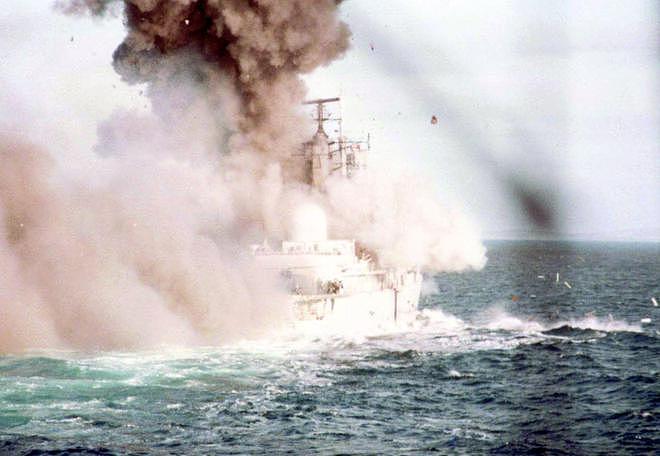 老照片：被击沉的4150吨英国军舰，惨胜如败的荣耀 - 2