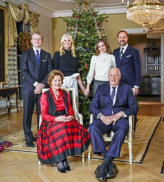 挪威王室的全家福曝光！17岁王储公主变美了，可惜没84岁奶奶会穿 - 5
