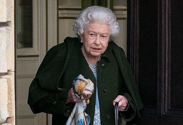 95岁英国女王庆祝登基70周年！穿斗篷大衣亮相，拄着拐杖消瘦好多 - 2