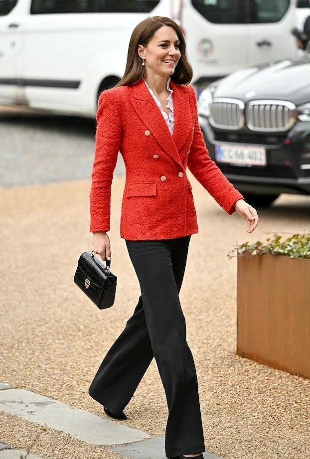 凯特王妃太牛了！紧身职业装轻松穿出时尚感，品味、表现力双一流 - 3