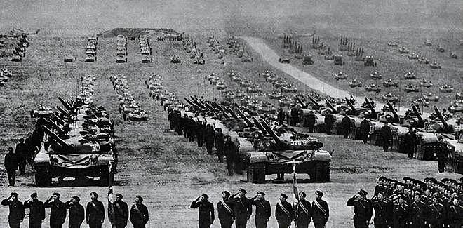 苏联81军演：核弹下发师级，万辆坦克一碾而过，北约代表当场愣住 - 6