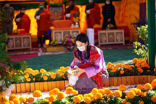 不丹王后单独营业太闪耀啦！传统紫裙好惊艳，和国王感情越来越好 - 1