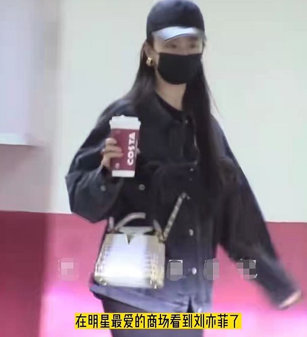 35岁刘亦菲现身北京商场逛街，身上背20万奢侈包，粗壮大腿吸睛 - 2