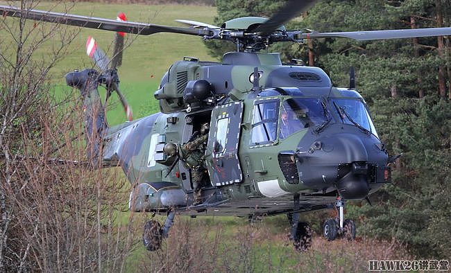 德军NH-90直升机实弹训练 舱门机枪手要经历18个月训练才合格 - 1