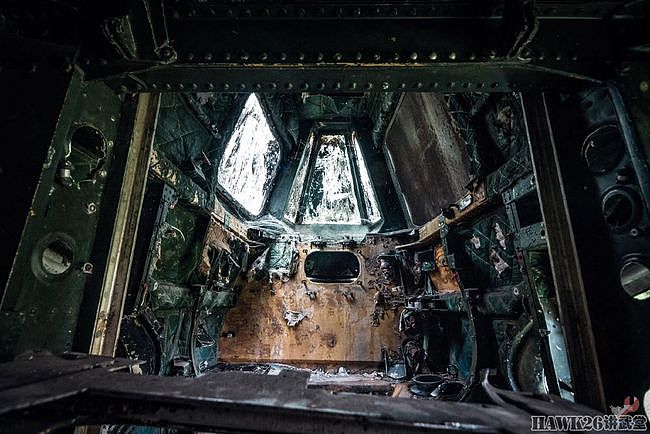 钻进图-16轰炸机 乌克兰博主冒险进入纪念碑 探索神秘的内部结构 - 13