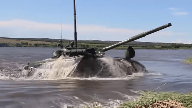 主战坦克当潜艇用 配备特制通气管 俄罗斯T-72渡河深度可达5米 - 3