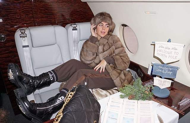 有钱真好!C罗女友带4个孩子去北极过圣诞节,私人飞机上晒貂皮大衣 - 2