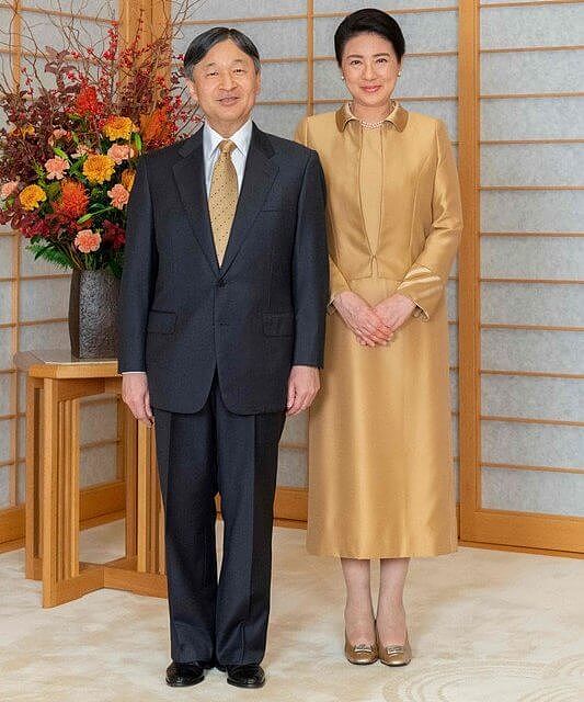 日本雅子皇后58岁官方生日照来啦！穿金色套装太美，和德仁好恩爱 - 4