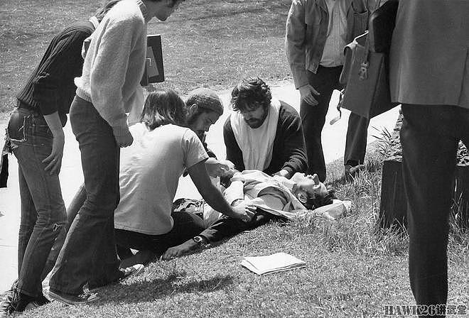 54年前 美国俄亥俄州国民警卫队向反战抗议学生开枪 造成四人丧生 - 13