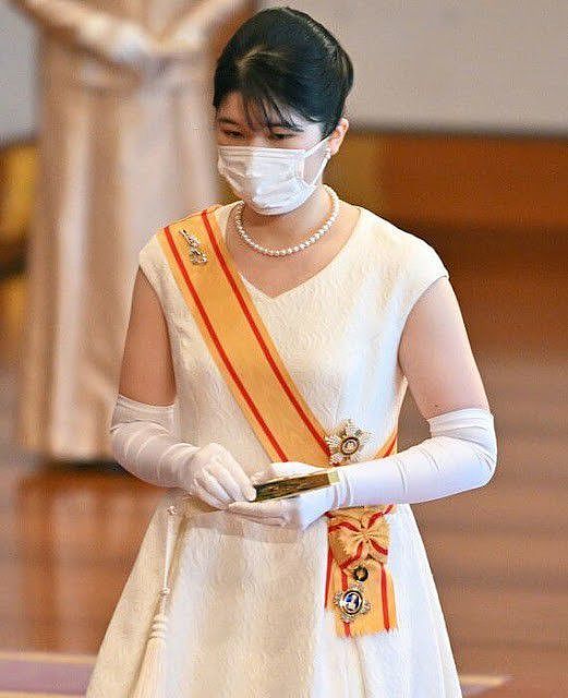 日本德仁天皇一家三口齐亮相20岁爱子公主变美了，裹白裙气质高贵 - 4