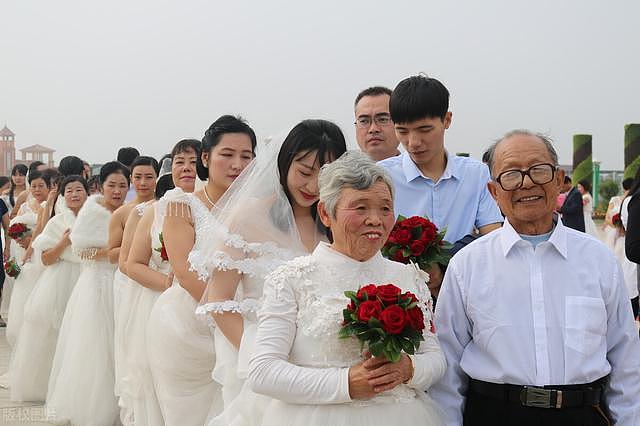 老年人再婚，新婚夜有啥感受？65岁刘阿姨倾诉：他给我太多惊喜 - 3