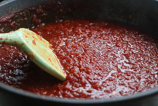 秘制辣椒酱，我家每年20斤不够吃，学会这个做法，放365天都不坏 - 10