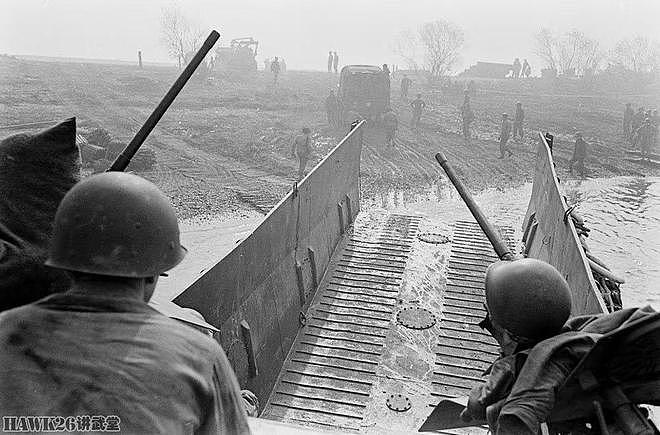 1945年美军登陆艇不断将机械化部队渡过莱茵河 士兵军靴都没湿 - 12