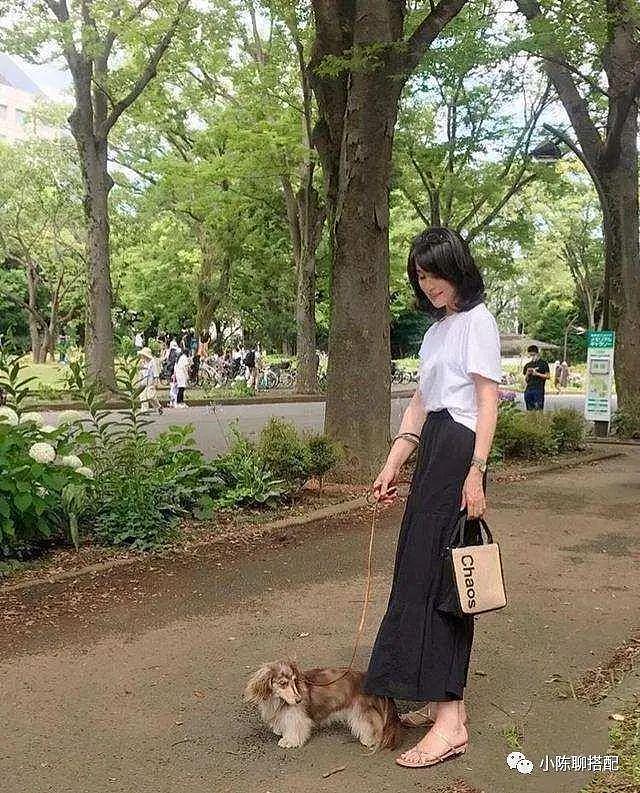 优雅到骨子里的日本妈妈：穿衣简单不扮嫩，却把50岁穿成30岁 - 4