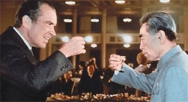 周总理在宴上点燃一杯酒，让尼克松眼前一亮，回国炫技白宫险被烧 - 4