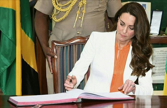 牙买加总统夫妇接待凯特威廉！第一夫人穿粉裙，凯特一身裤装输了 - 6