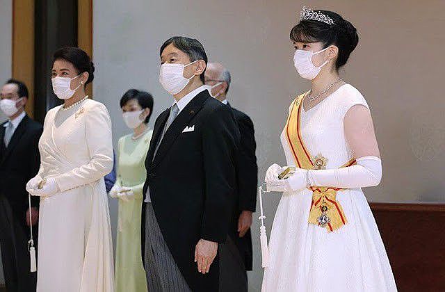 日本德仁天皇一家三口营业！57岁雅子裹白裙好美，20岁独女很普通 - 5