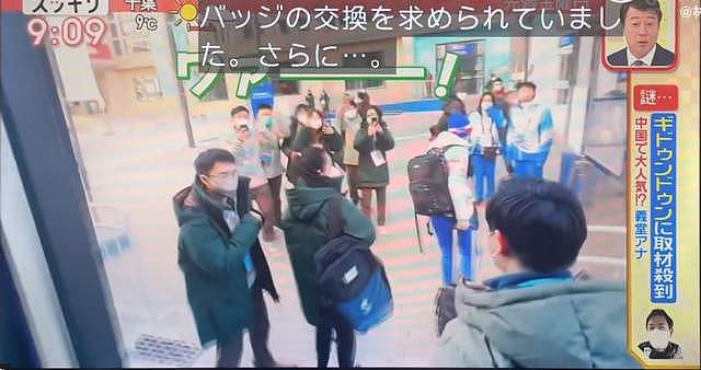 笑喷!日本记者追星冰墩墩被中国记者反追,下媒体大巴被围堵求合影 - 9