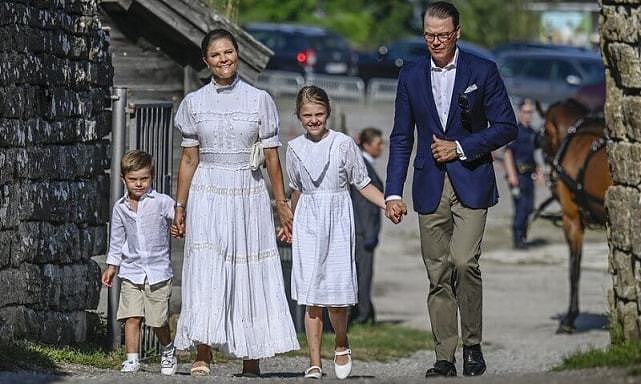 瑞典王储小公主穿红裙似苹果！超宽肩膀显头小，姐弟俩共用一张脸 - 12