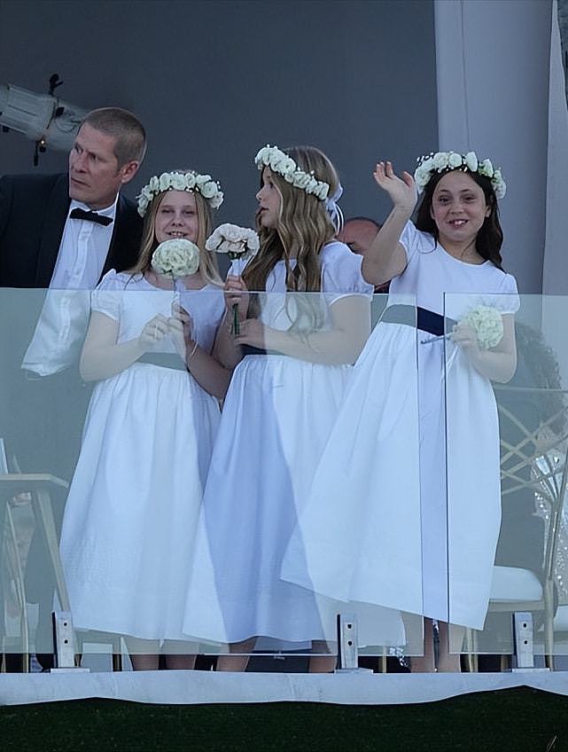 小贝长子盛大婚礼，新娘妮可拉穿白色婚纱亮相，小七穿白裙当花童 - 8