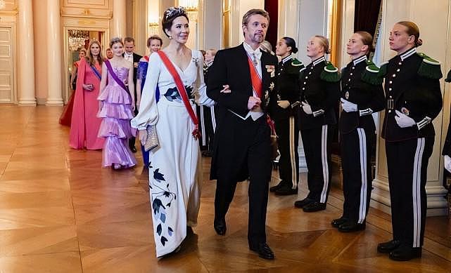 欧洲王室4位未来女王世纪同框！荷兰公主160斤吸睛，挪威公主好看 - 9