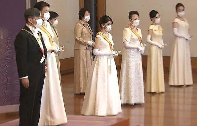 日本公主成年后参加皇室活动！无袖裙暴露粗胳膊，还是全家福养眼 - 4