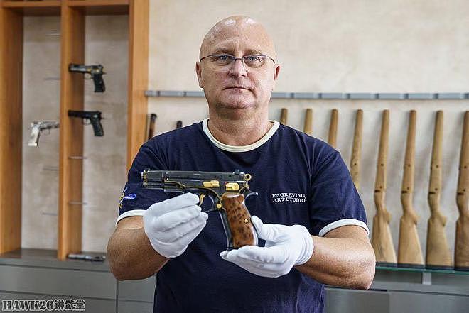 细看：“致敬传奇”雕刻手枪套装 纪念柯尔特与CZ合并 限量50套 - 4