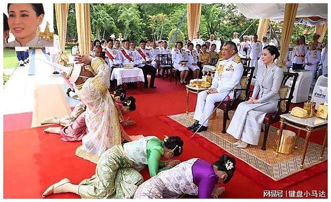 众多学生冒雨跪拜泰国国王，国王全程无视，泰国跪拜大礼令人不解 - 3