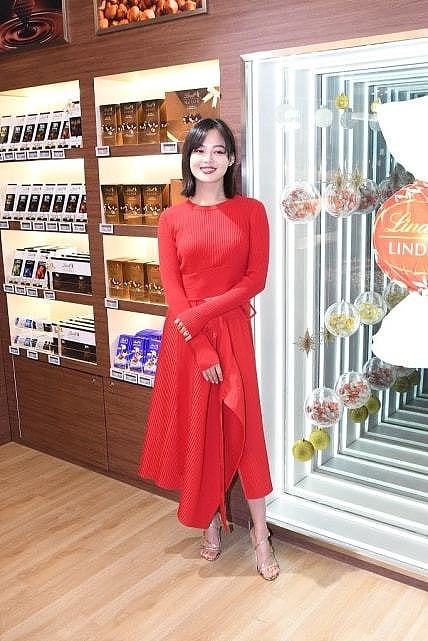 辛芷蕾的造型看着好高贵，一袭红色刺绣长裙妩媚动人，挺韩范儿的 - 8
