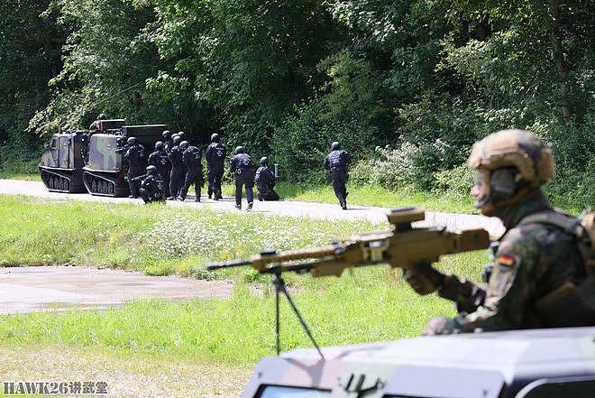 德国军警举行联合反恐演习 搜剿逃入山地的恐怖分子 装甲车很重要 - 13