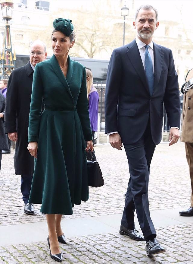 莱蒂齐亚王后美到伦敦了？穿绿裙亮相抢凯特风头，白发也难挡优雅 - 5