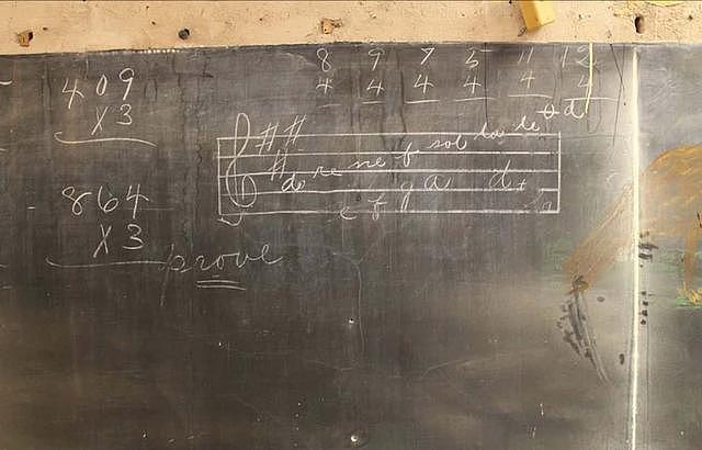“尘封”100多年的黑板，被建筑工人发现！板书依旧鲜艳清晰 - 7